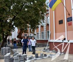Атрошенко ловить «проколи» підрядників, що ремонтують школи Атрошенко ловить «проколи» підрядників, що ремонтують школи