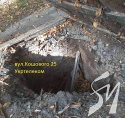 Колодязі прикрили чим прийшлося, бо на інше нема грошей Колодязі прикрили чим прийшлося, бо на інше нема грошей