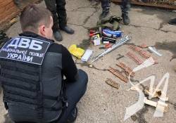 У Прилуках екс-ДАІшник зберігав вдома зброю та набої з зони АТО У Прилуках екс-ДАІшник зберігав вдома зброю та набої з зони АТО