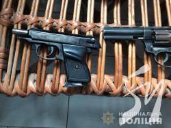 Чернігівець, окрім коноплі, незаконно зберігав вдома два пістолети і сотню набоїв Чернігівець, окрім коноплі, незаконно зберігав вдома два пістолети і сотню набоїв