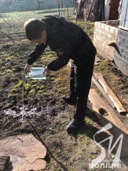 На Чернігівщині поліція вилучила та знищила понад сотню літрів самогону На Чернігівщині поліція вилучила та знищила понад сотню літрів самогону