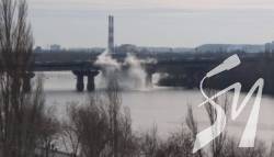 Окріп у Дніпро: у Києві прорвало міст Патона. ВІДЕО Окріп у Дніпро: у Києві прорвало міст Патона. ВІДЕО