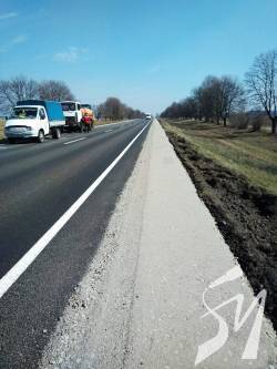 На ділянці поточного середнього ремонту траси м-02 укріплюють узбіччя На ділянці поточного середнього ремонту траси м-02 укріплюють узбіччя