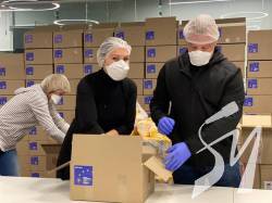 Генерал Забродський і дружина Порошенка в офісі “ЄС” пакують продукти для нужденних у карантині Генерал Забродський і дружина Порошенка в офісі “ЄС” пакують продукти для нужденних у карантині