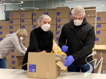 Генерал Забродський і дружина Порошенка в офісі “ЄС” пакують продукти для нужденних у карантині Генерал Забродський і дружина Порошенка в офісі “ЄС” пакують продукти для нужденних у карантині