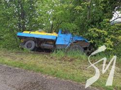 В Ічнянському районі водій молоковозу злетів у кювет і вдарився в дерева В Ічнянському районі водій молоковозу злетів у кювет і вдарився в дерева