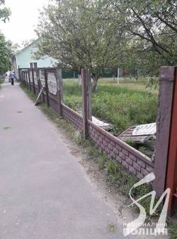 Неповнолітні хулігани розтрощили паркан в Городні Неповнолітні хулігани розтрощили паркан в Городні
