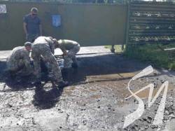 Військові вигрібали воду з калюж перед візитом Зеленського до Луцька. ВІДЕО, ФОТО Військові вигрібали воду з калюж перед візитом Зеленського до Луцька. ВІДЕО, ФОТО