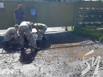 Військові вигрібали воду з калюж перед візитом Зеленського до Луцька. ВІДЕО, ФОТО Військові вигрібали воду з калюж перед візитом Зеленського до Луцька. ВІДЕО, ФОТО