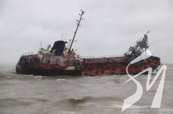 В Одесі після спроби підйому аварійного танкера «Делфі» посилилося витікання нафтопродуктів у море В Одесі після спроби підйому аварійного танкера «Делфі» посилилося витікання нафтопродуктів у море