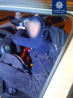 Чернігівські патрульні затримали злодія прямо в салоні чужого авто Чернігівські патрульні затримали злодія прямо в салоні чужого авто