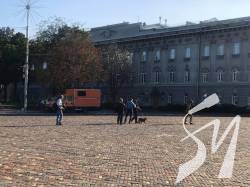 У Чернігові чоловік погрожує підірвати Красну площу У Чернігові чоловік погрожує підірвати Красну площу