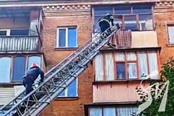У Чернігові дворічний хлопчик зачинився в квартирі на п'ятому поверсі У Чернігові дворічний хлопчик зачинився в квартирі на п'ятому поверсі