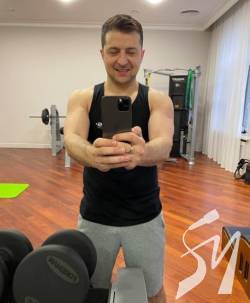 Зеленський у день народження похвалився біцепсами Зеленський у день народження похвалився біцепсами