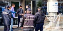 СХЕМИ опублікували відновлене відео нападу на своїх журналістів в УкрЕксімБанку СХЕМИ опублікували відновлене відео нападу на своїх журналістів в УкрЕксімБанку