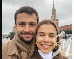 Син Кернеса і сестра “слуги” позували під Кремлем і розповідали анекдоти про бандерівців Син Кернеса і сестра “слуги” позували під Кремлем і розповідали анекдоти про бандерівців