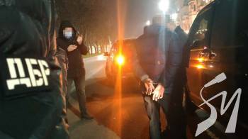 Вимагав гроші за зміну цільового призначення землі: подробиці затримання посадовця у Чернігові Вимагав гроші за зміну цільового призначення землі: подробиці затримання посадовця у Чернігові