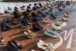 На алеї Шевченка в Ніжині виставили близько 100 пар взуття
