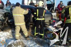 ДТП із 4 постраждалими на Чернігівщині: одного з водіїв з понівеченого авто діставали рятувальники ДТП із 4 постраждалими на Чернігівщині: одного з водіїв з понівеченого авто діставали рятувальники