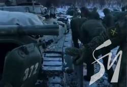 Колона військової техніки РФ застрягла в замерзлому болоті Колона військової техніки РФ застрягла в замерзлому болоті
