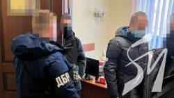 Масові обшуки у Чернігові: силовики прийшли до міськради, ОДА та на підприємства Масові обшуки у Чернігові: силовики прийшли до міськради, ОДА та на підприємства