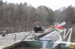 Через річку Прип’ять у Білорусі в 4 милях від України розгорнули понтонний міст Через річку Прип’ять у Білорусі в 4 милях від України розгорнули понтонний міст