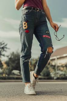 Женские джинсы 2022: самые стильные новинки