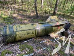 У лісі під Славутичем знайшли збиту російську Точку-У. ФОТО У лісі під Славутичем знайшли збиту російську Точку-У. ФОТО