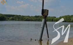 Граються в камікадзе: у Чернігові рятувальники дістають з річки боєприпаси, а поряд купаються люди Граються в камікадзе: у Чернігові рятувальники дістають з річки боєприпаси, а поряд купаються люди