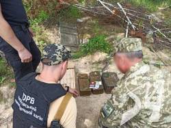 Фагот, міни та боєприпаси: у прикордонні Чернігівщини знайшли два ворожих схрони Фагот, міни та боєприпаси: у прикордонні Чернігівщини знайшли два ворожих схрони
