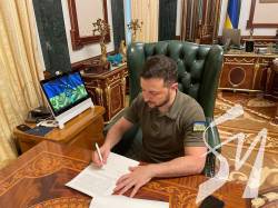 Зеленський пропонує Раді продовжити воєнний стан і загальну мобілізацію Зеленський пропонує Раді продовжити воєнний стан і загальну мобілізацію