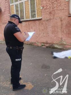 У Чернігові на території школи знайшли тіло неповнолітнього У Чернігові на території школи знайшли тіло неповнолітнього