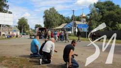 Стоячи на колінах та схиливши голови: на Чернігівщині попрощалися із захисником України Стоячи на колінах та схиливши голови: на Чернігівщині попрощалися із захисником України