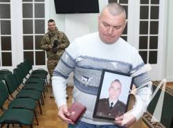 Родинам 19 загиблих бійців з Чернігівщини передали нагороди Родинам 19 загиблих бійців з Чернігівщини передали нагороди