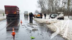 На київській трасі зіткнулися мікроавтобус та легковик: дві людини загинули, одна — в лікарні