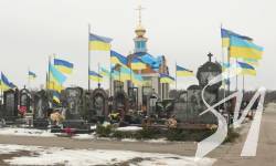 У Чернігові жінка крала квіти з могил військових та перепродавала їх У Чернігові жінка крала квіти з могил військових та перепродавала їх