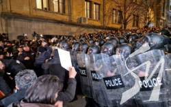 У Грузії під час розгону протестів постраждали десятки людей У Грузії під час розгону протестів постраждали десятки людей