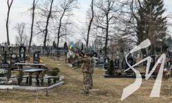 На Чернігівщині попрощалася з воїном, який загинув під Бахмутом На Чернігівщині попрощалася з воїном, який загинув під Бахмутом