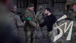 Зеленський приїхав на передову і нагородив захисників Бахмута Зеленський приїхав на передову і нагородив захисників Бахмута