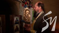 Викопав печеру у горі й зробив там церкву. Єдиний священник ПЦУ на Новгород-Сіверщині Викопав печеру у горі й зробив там церкву. Єдиний священник ПЦУ на Новгород-Сіверщині