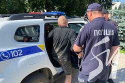 Суд арештував чоловіка, який катував жінку з двома дітьми на Чернігівщині Суд арештував чоловіка, який катував жінку з двома дітьми на Чернігівщині