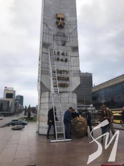 З вулиць Києва прибрали 60 об'єктів, що прославляли Росію та СРСР. На черзі Пушкін і Щорс З вулиць Києва прибрали 60 об'єктів, що прославляли Росію та СРСР. На черзі Пушкін і Щорс
