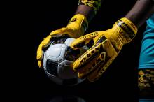 Огляд воротарських рукавичок Reusch та Adidas для найвищого рівня гри Огляд воротарських рукавичок Reusch та Adidas для найвищого рівня гри